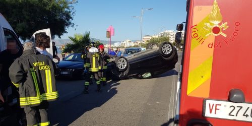 Incidente a Catanzaro Lido, auto si ribalta sul lungomare: due feriti