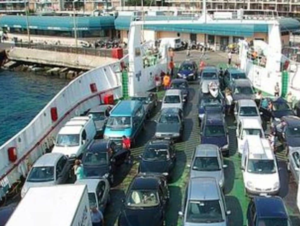 Esodo, tre ore di attesa a Villa per imbarcarsi