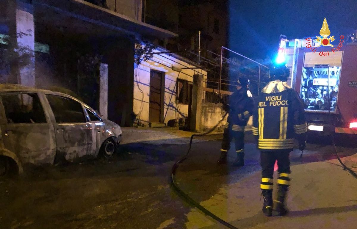 Auto distrutta dalle fiamme a Vallefiorita