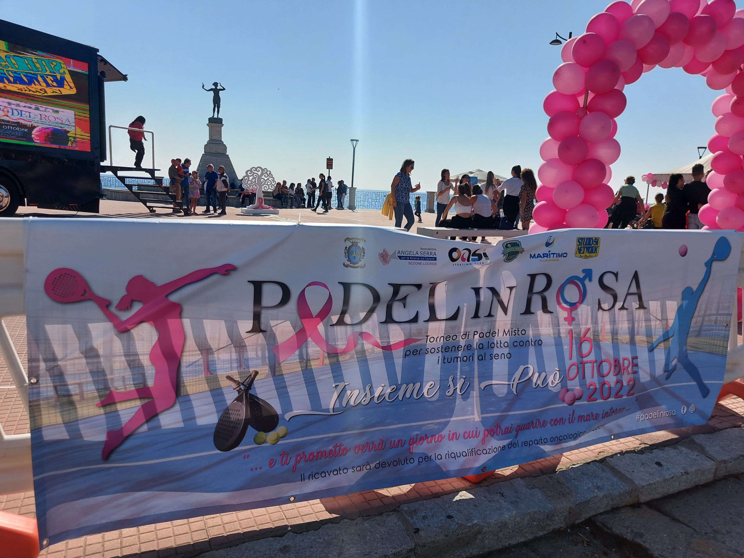 Locri si tinge di rosa nel mese della prevenzione. «Necessari per le donne i servizi che garantiscano il diritto alla salute»