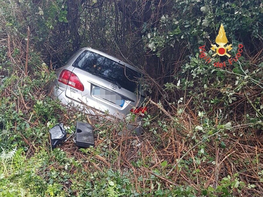 Auto fuori strada a Lamezia, un ferito