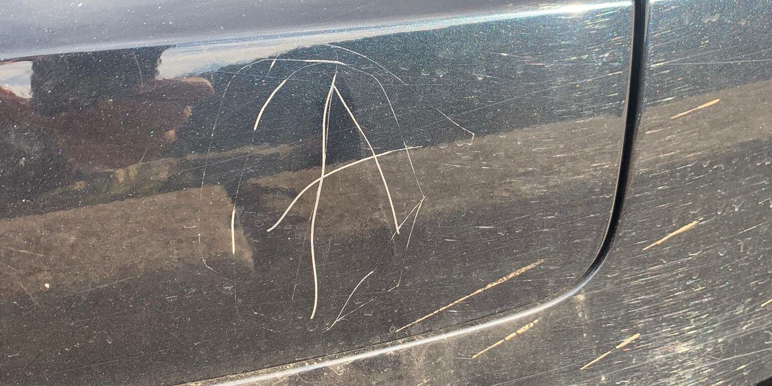 “Firma anarchica” sull’auto di Dima? L’ex deputato di An denuncia