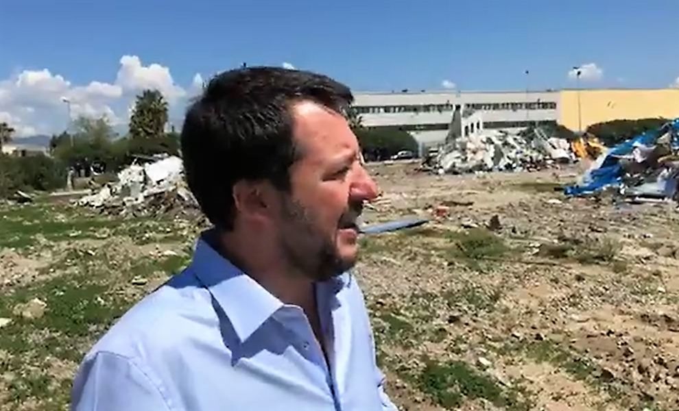 Salvini a San Ferdinando: «Promessa mantenuta, usate le ruspe» – VIDEO