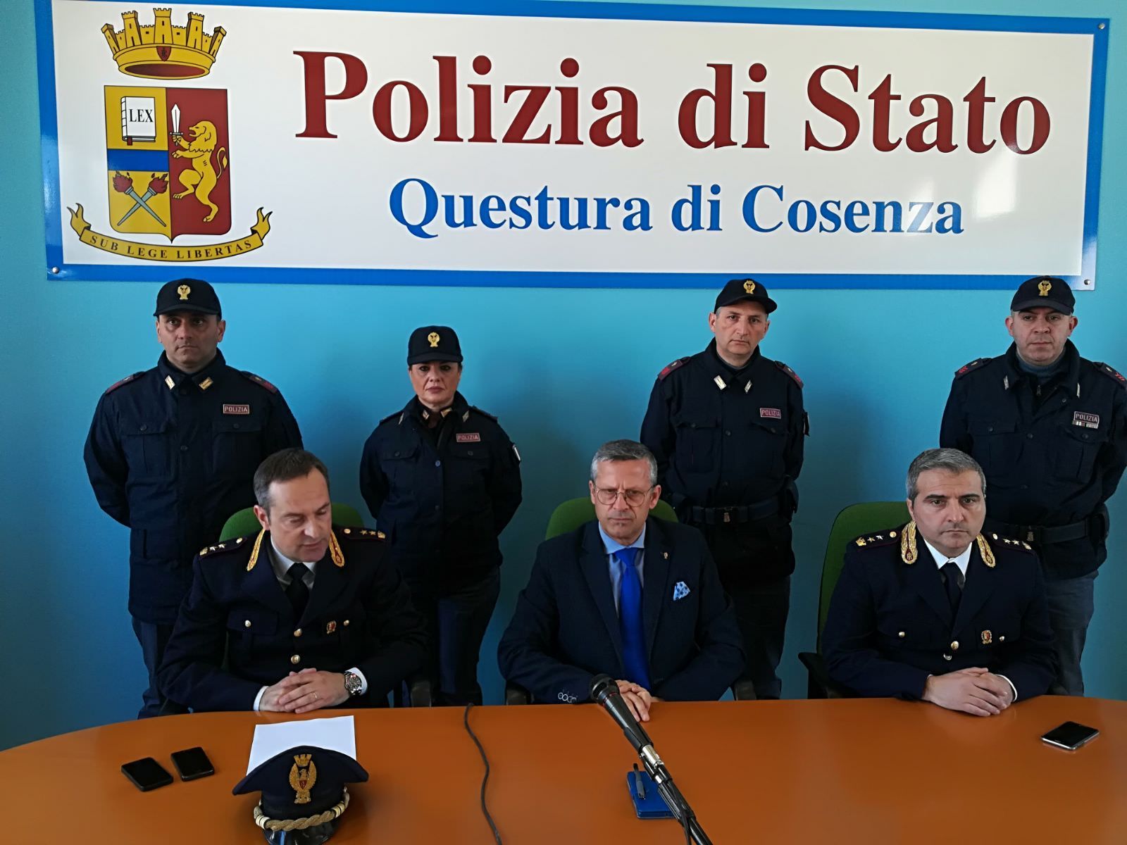 Armi e divise contraffatte ritrovate a Cosenza – VIDEO