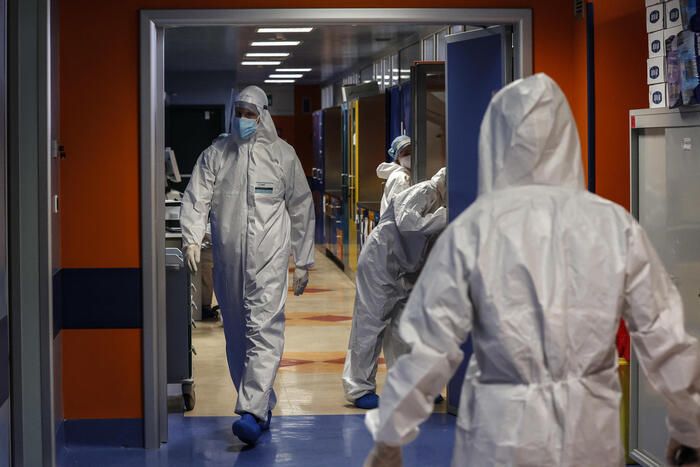 I medici ospedalieri: «Sanitari no-vax non nei reparti a rischio»