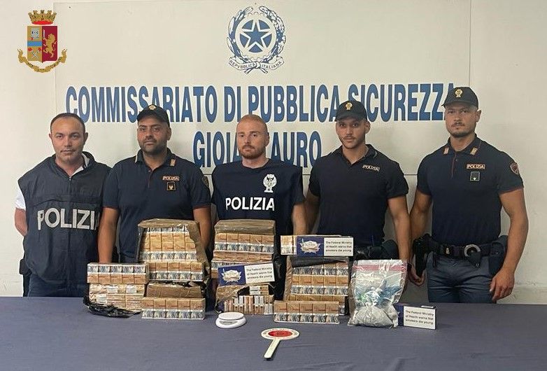 Controlli antidroga a Gioia, arrestati due pusher