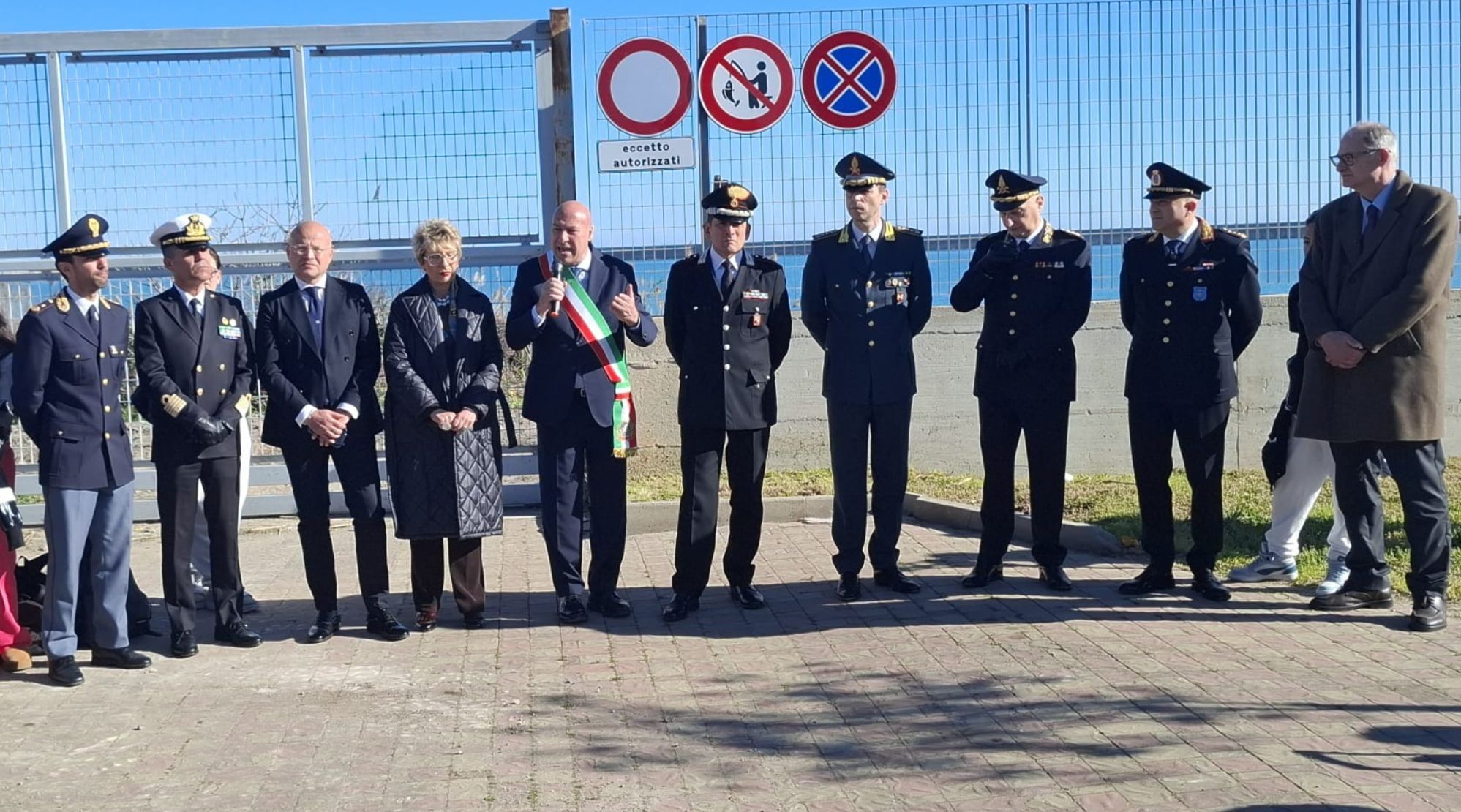 Fiori e preghiere per le vittime di Steccato di Cutro nel Giardino di Ali