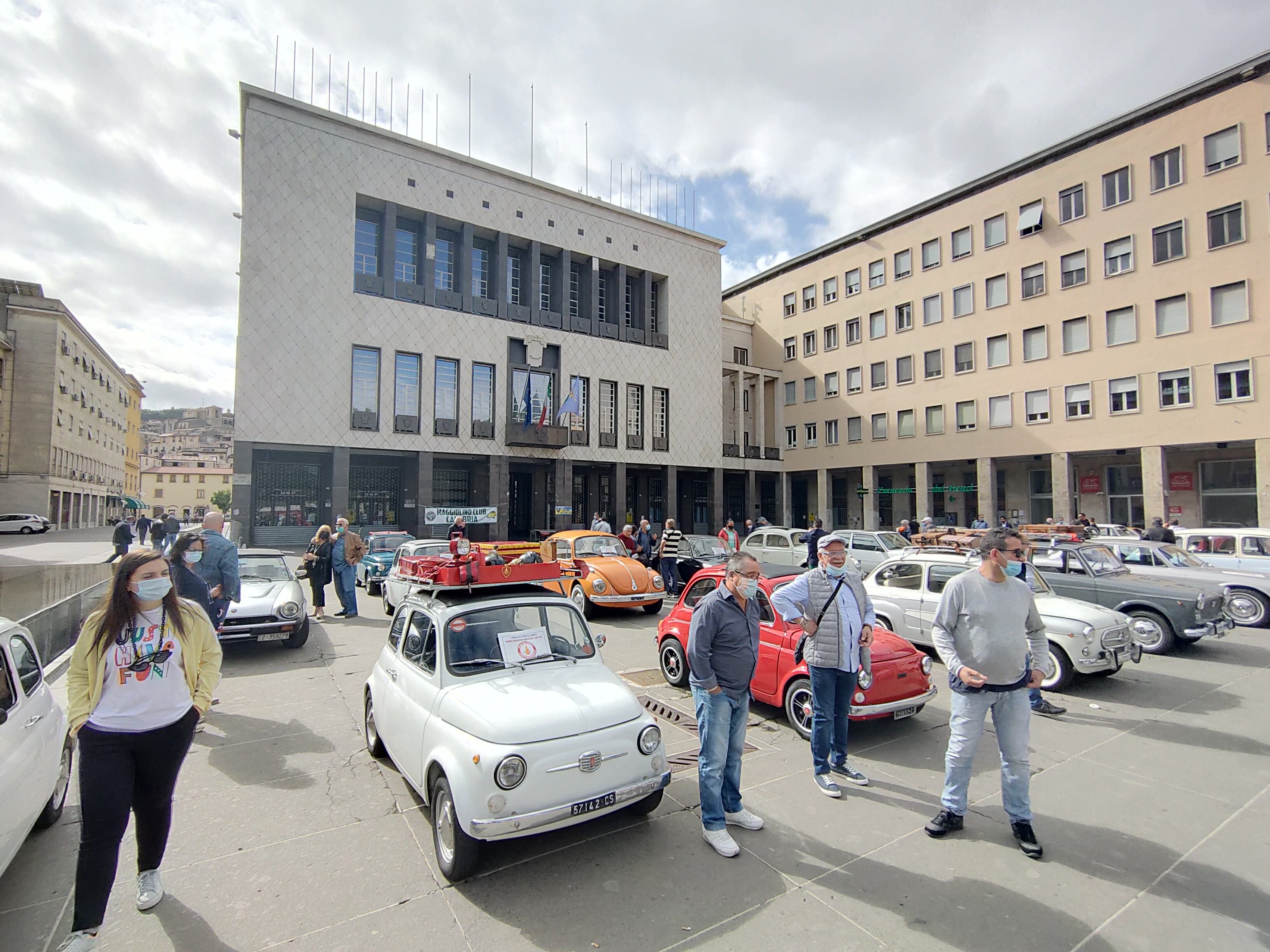 Nel ricordo di Ferri e Leale. Il primo raduno delle auto d'epoca dei Vigili del Fuoco