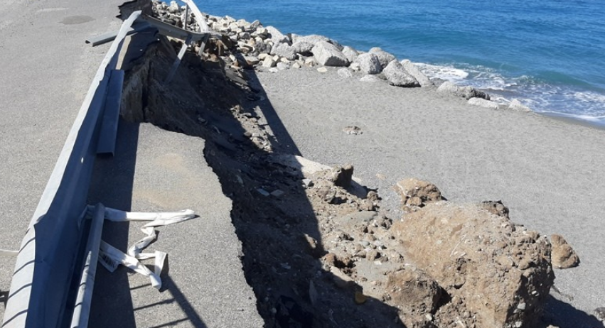 Amantea, crolla un tratto di strada sulla SS18