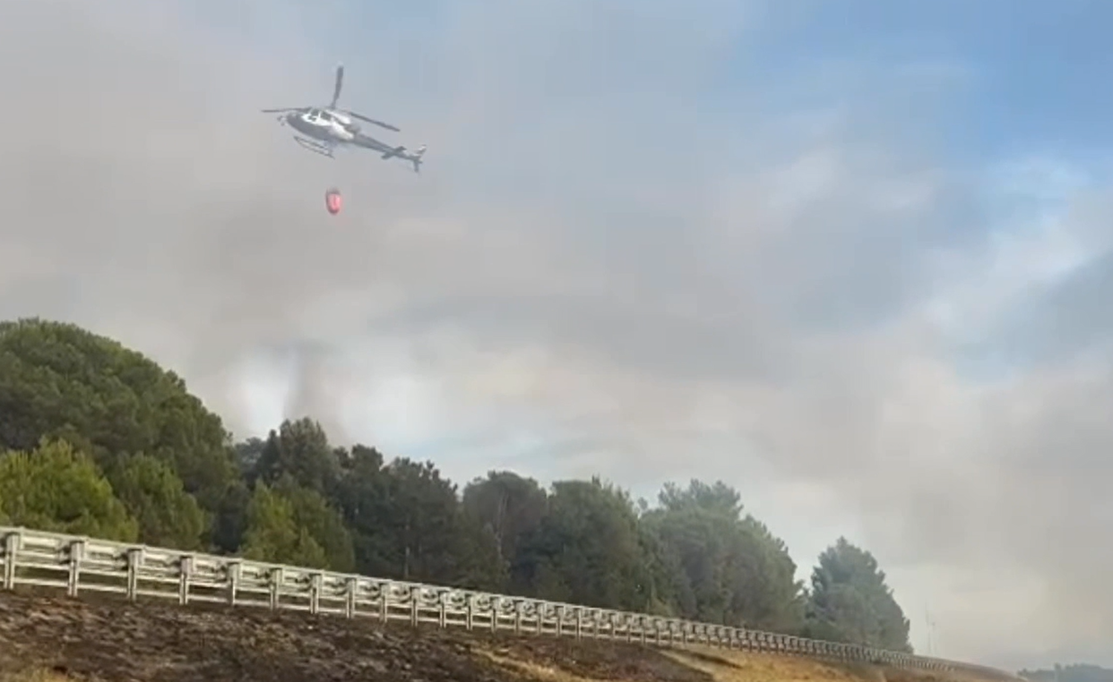 Traffico bloccato sull’A2 a causa di un incendio, in azione un elicottero – VIDEO