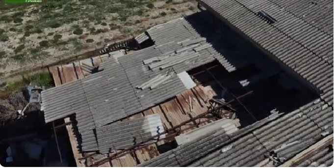 Discarica abusiva nel fabbricato con copertura in eternit, sigilli e 3 denunce nel Catanzarese – VIDEO