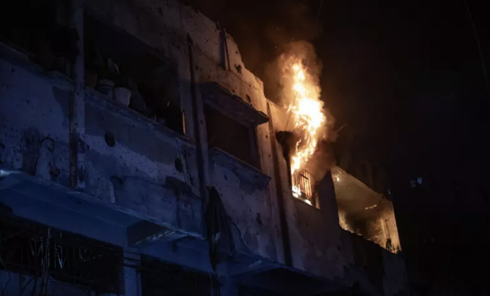 Raid di Israele su un condominio a Gaza City: morti e feriti