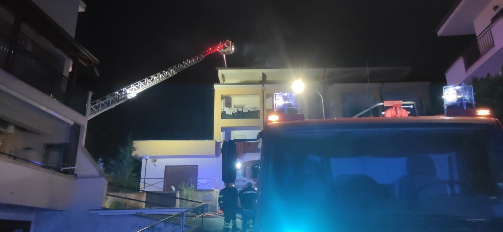 Incendio a Corigliano, in fiamme una mansarda in pieno centro
