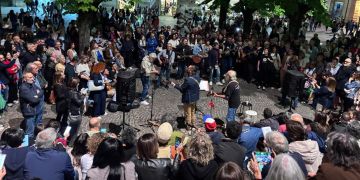 In centinaia con le chitarre in piazza a Cosenza per cantare i successi di Francesco Guccini – FOTO E VIDEO