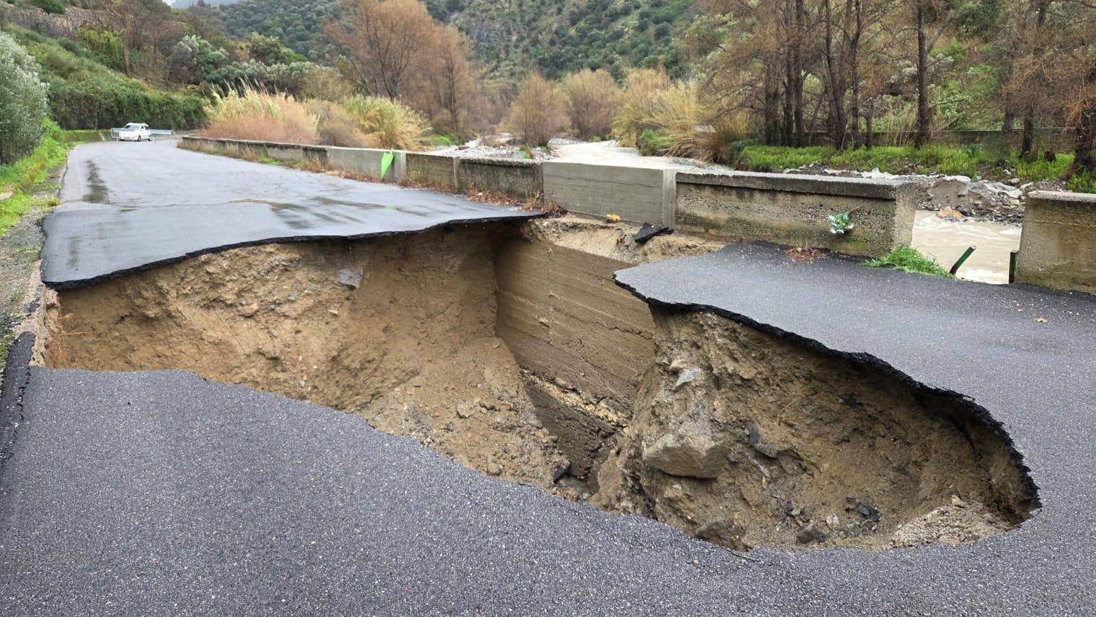 Allerta rossa in Calabria: famiglie evacuate a Cutro, una voragine si apre sulla provinciale a Bivongi