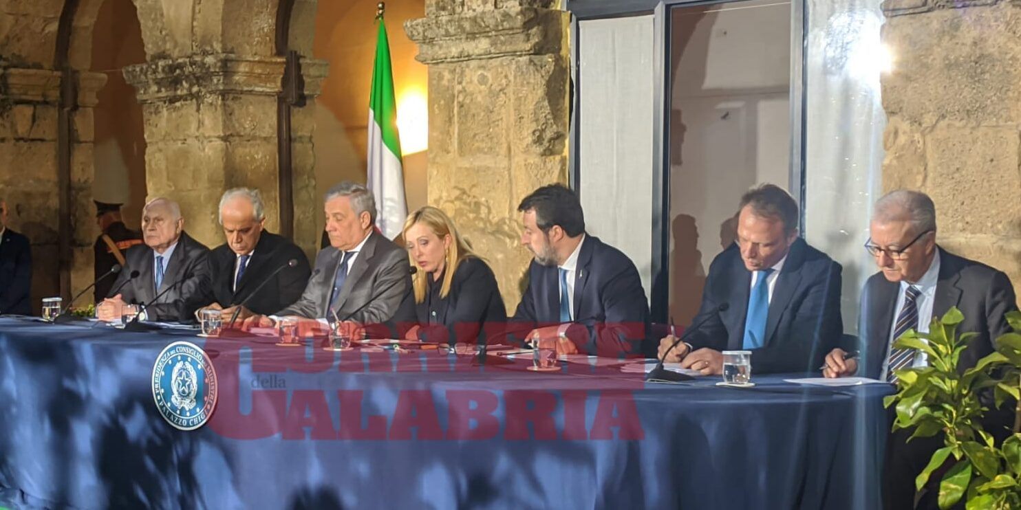 Stretta sugli scafisti e impulso ai flussi regolari, il governo a Cutro vara il nuovo decreto – VIDEO