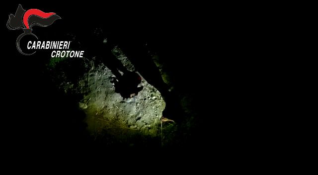 Cade in un dirupo nei boschi del Crotonese, salvato dai carabinieri – VIDEO