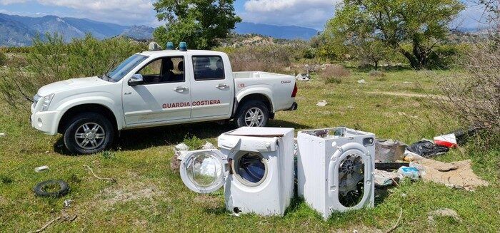 Roccella Jonica, alveo fiume colmo di rifiuti: sequestrata l’area