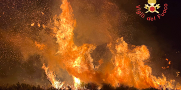 Vasto incendio a Gizzeria, cinque Canadair contro le fiamme. Salvate le abitazioni – FOTO E VIDEO
