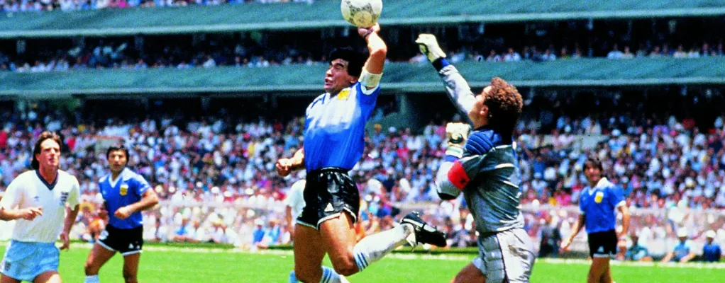 All’asta il pallone della “mano di Dio” di Maradona