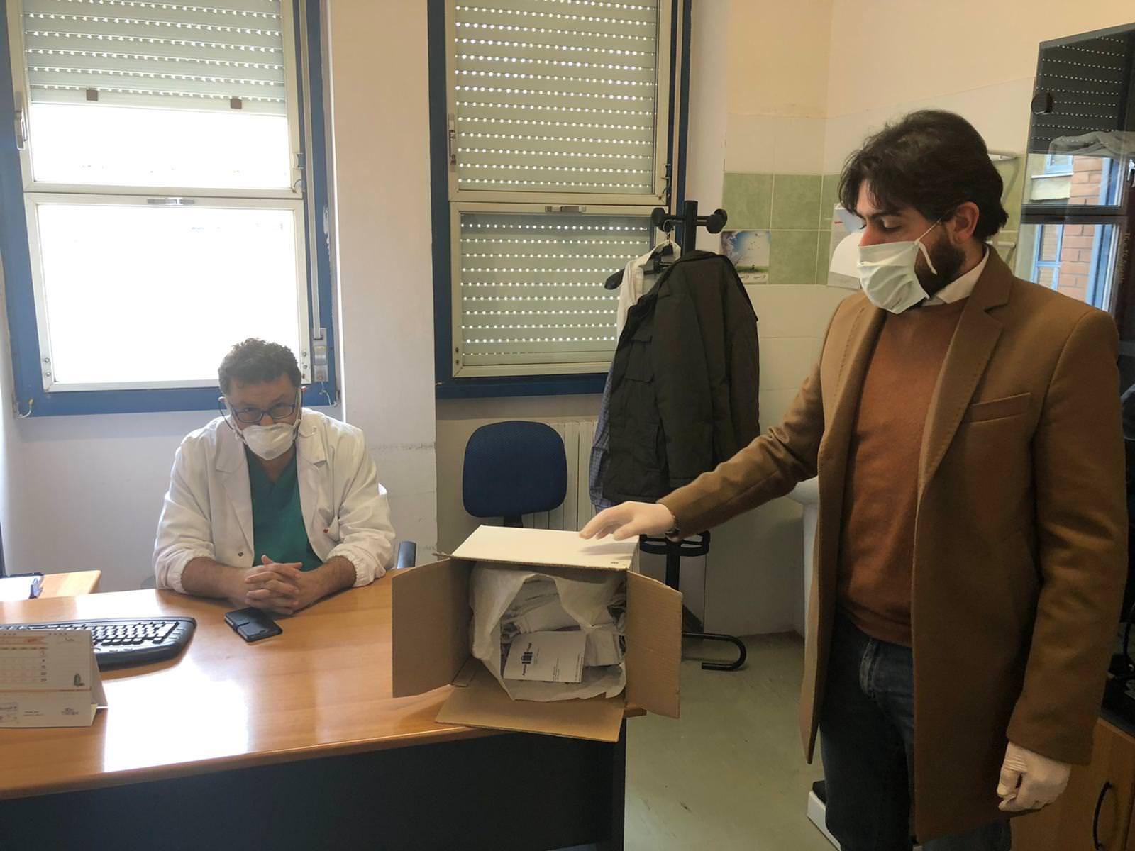 Locri, l'associazione "Angela Serra" dona cento mascherine fatte a mano