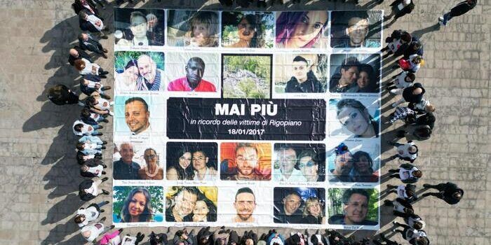 Rigopiano, pioggia di assoluzioni. Esplode la rabbia dei parenti delle vittime