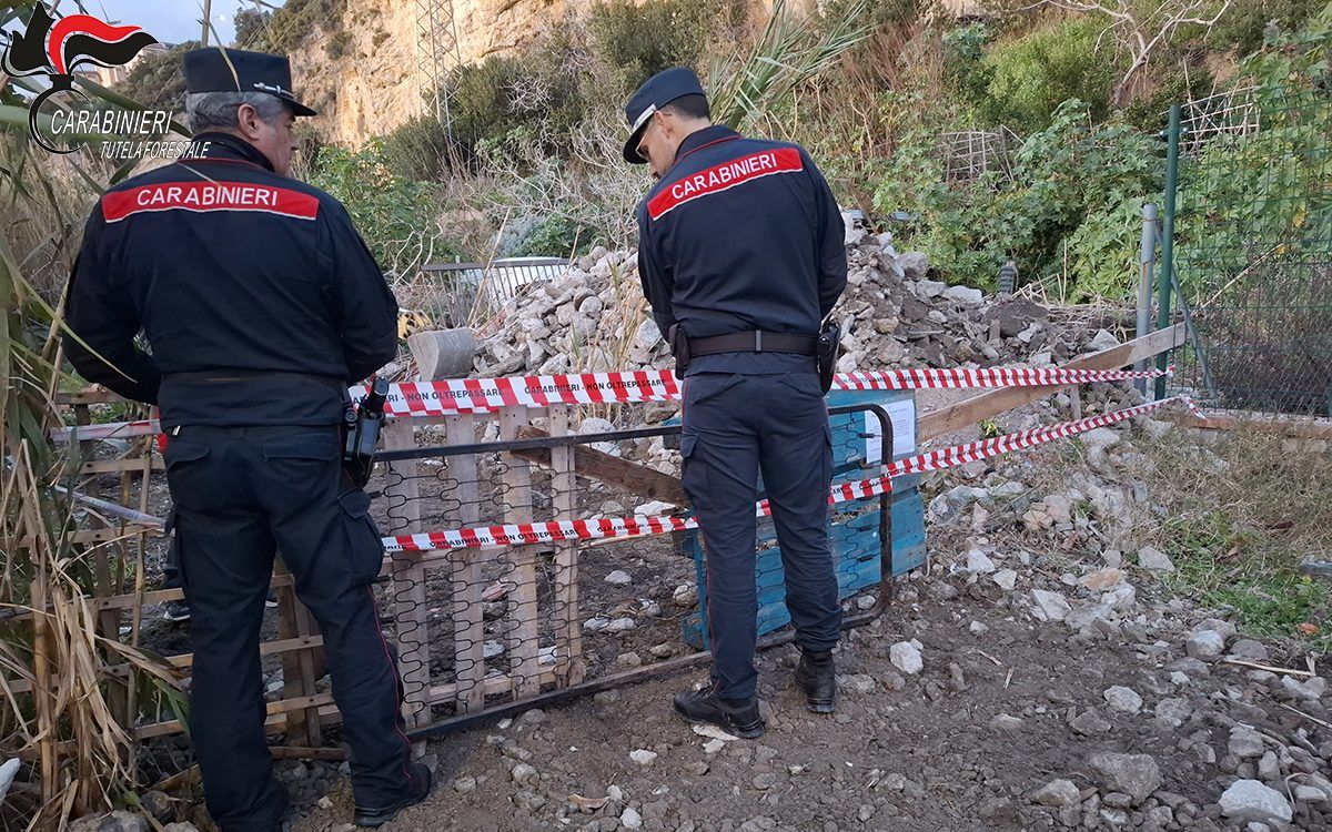 Rifiuti speciali e auto abbandonate: sequestrata discarica abusiva a Cetraro