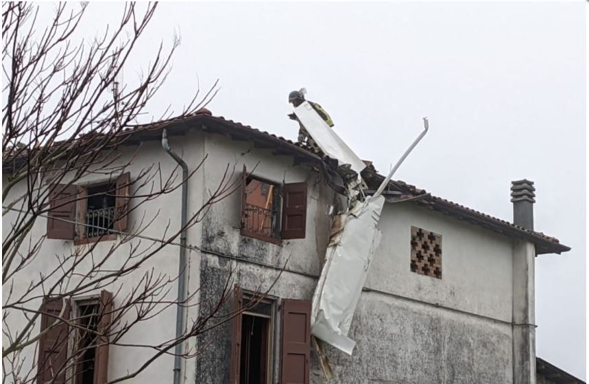 Ultraleggero si schianta contro una casa nel Modenese, muore il pilota
