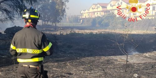 Incendio vicino a due villaggi turistici, paura a Villapiana - VIDEO