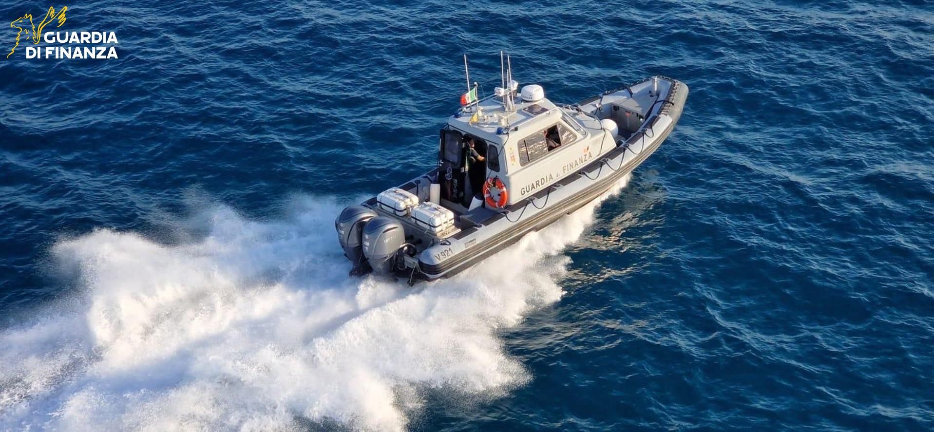 Bagnante alla deriva con una moto d’acqua, 24enne salvato dalla Guardia di Finanza