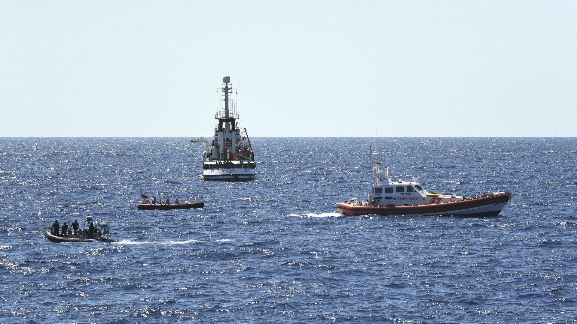 Due barconi con centinaia di migranti, soccorsi (anche) al largo della Calabria