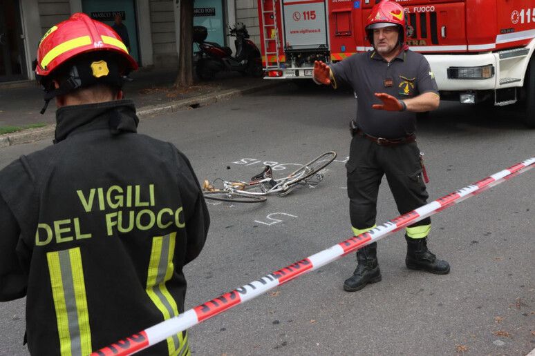 Ciclista travolta e uccisa da un camion in centro a Milano
