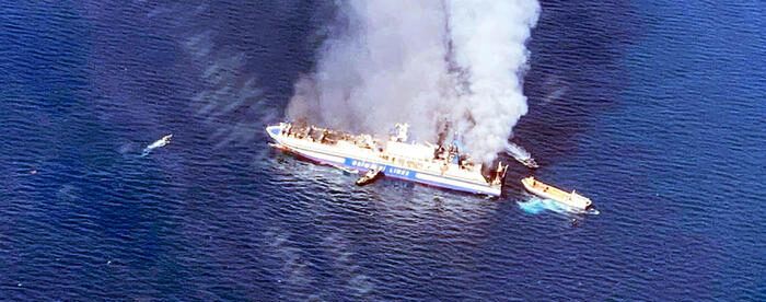 Nave in fiamme a Corfù, trovato passeggero carbonizzato in un camion