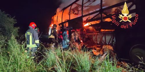 Bus di una scuola guida in fiamme a Soverato: fiamme domate dai Vigili del Fuoco