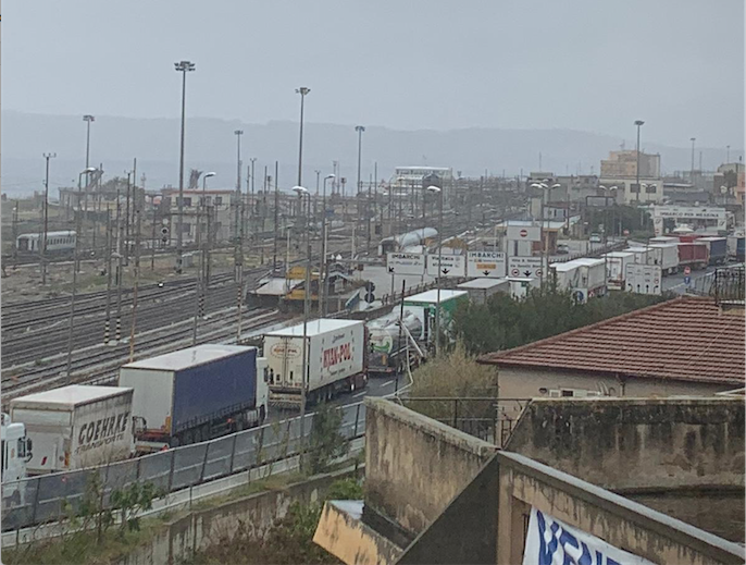 Coronavirus, code a Villa San Giovanni: bloccati in auto un centinaio di siciliani – VIDEO