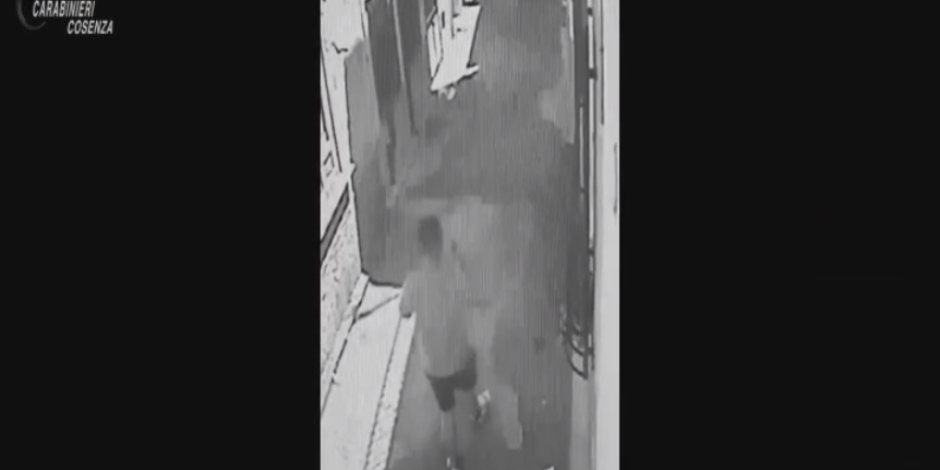 Sottrae 20 mila euro a un’anziana spacciandosi per il figlio, 20enne arrestato nel Cosentino – VIDEO