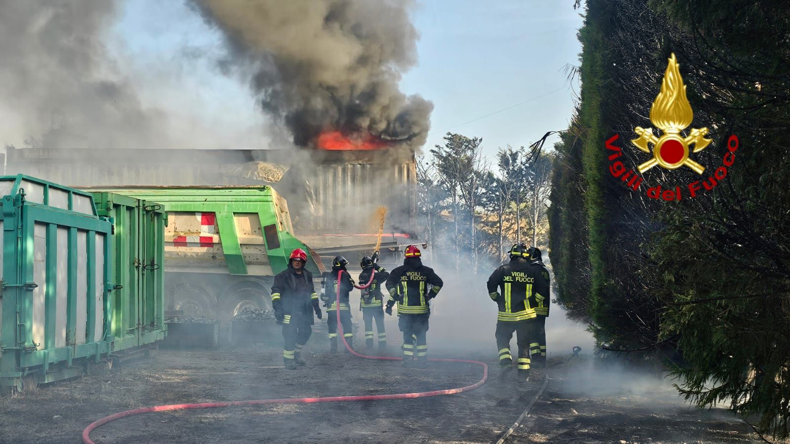 Crotone, incendi ed esplosioni difronte l’ex zona industriale