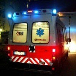 Si schianta contro un bus, muore 19enne