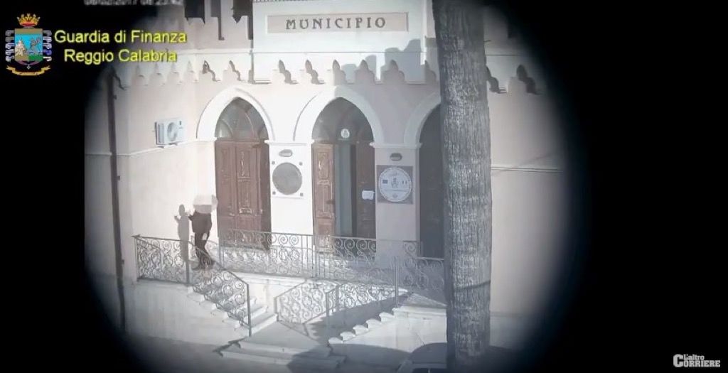 Sospesi 5 furbetti del cartellino a Bova Marina, indagati 22 dipendenti su 25