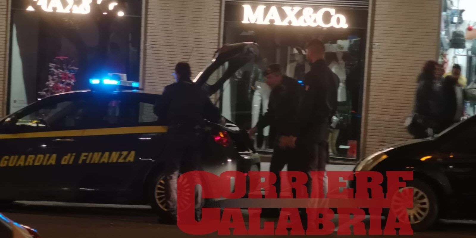 Blitz della finanza in pieno centro a Lamezia Terme – VIDEO E FOTO