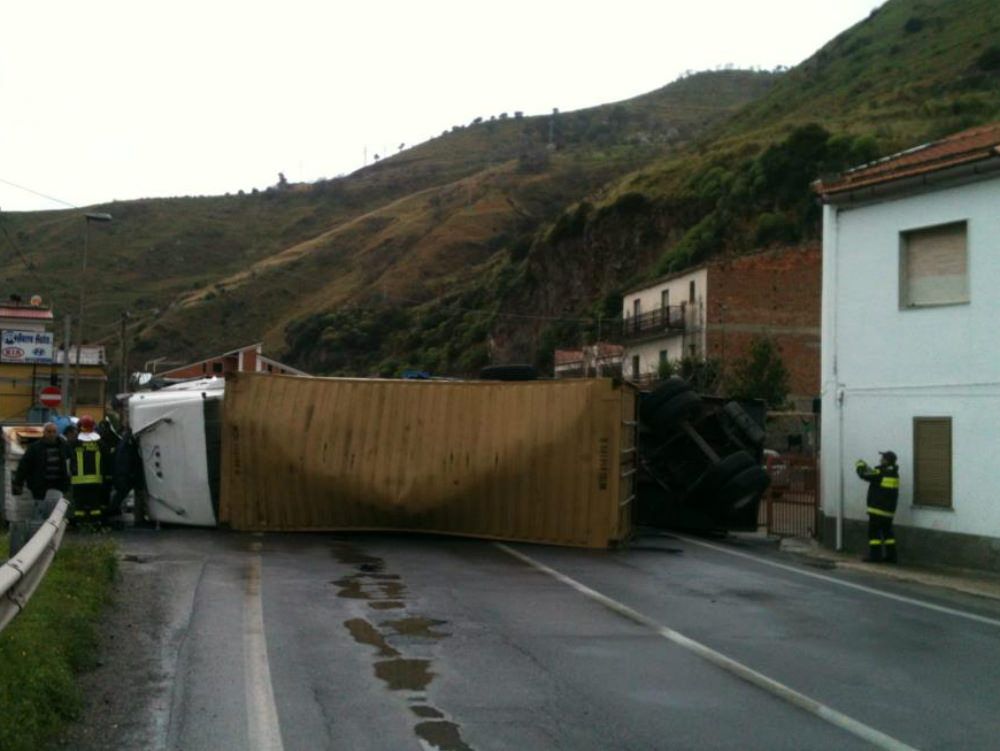 Statale tirrenica, rimosso il Tir