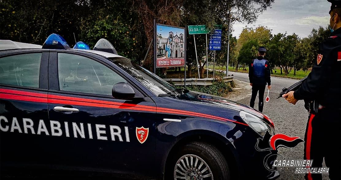 Taurianova, blitz dei carabinieri: 23 deferimenti tra alcol, droga e falsi
