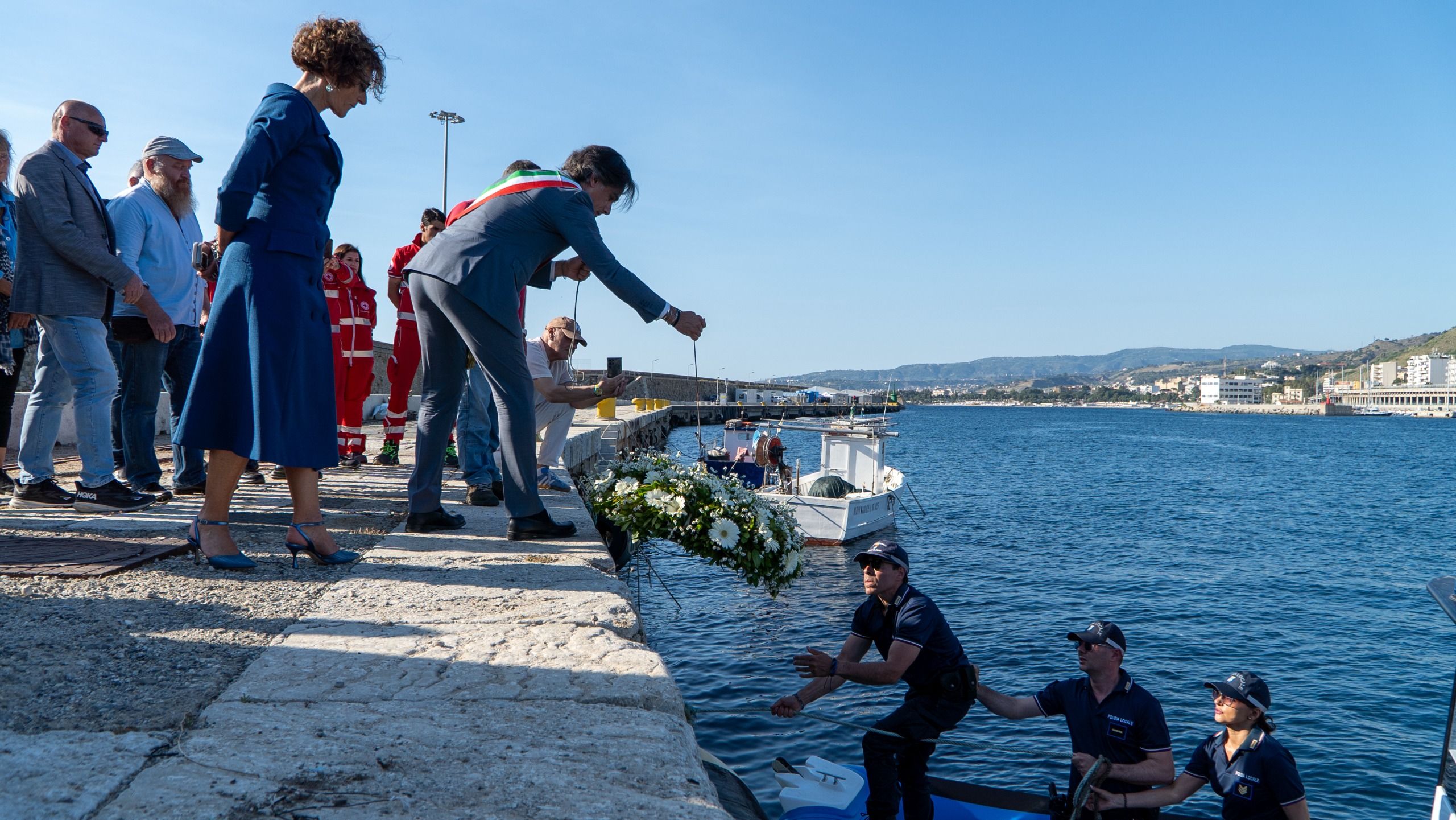Fiori in mare al porto di Reggio Calabria in memoria delle vittime delle migrazioni – FOTO