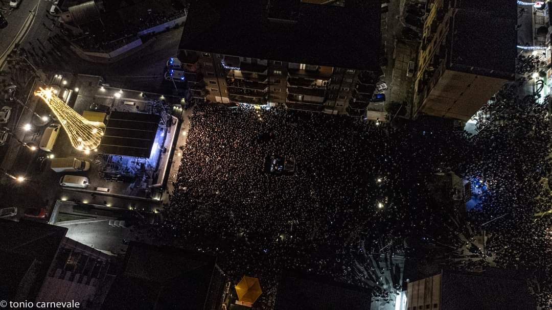 Tutti in piazza per Capodanno. La Calabria “abbraccia” il 2023 – FOTO E VIDEO
