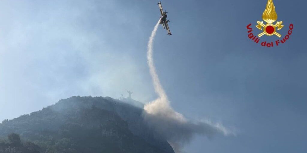 Nuovo incendio nella notte a Maratea. Fiamme da tre giorni anche tra Praia a Mare e Tortora
