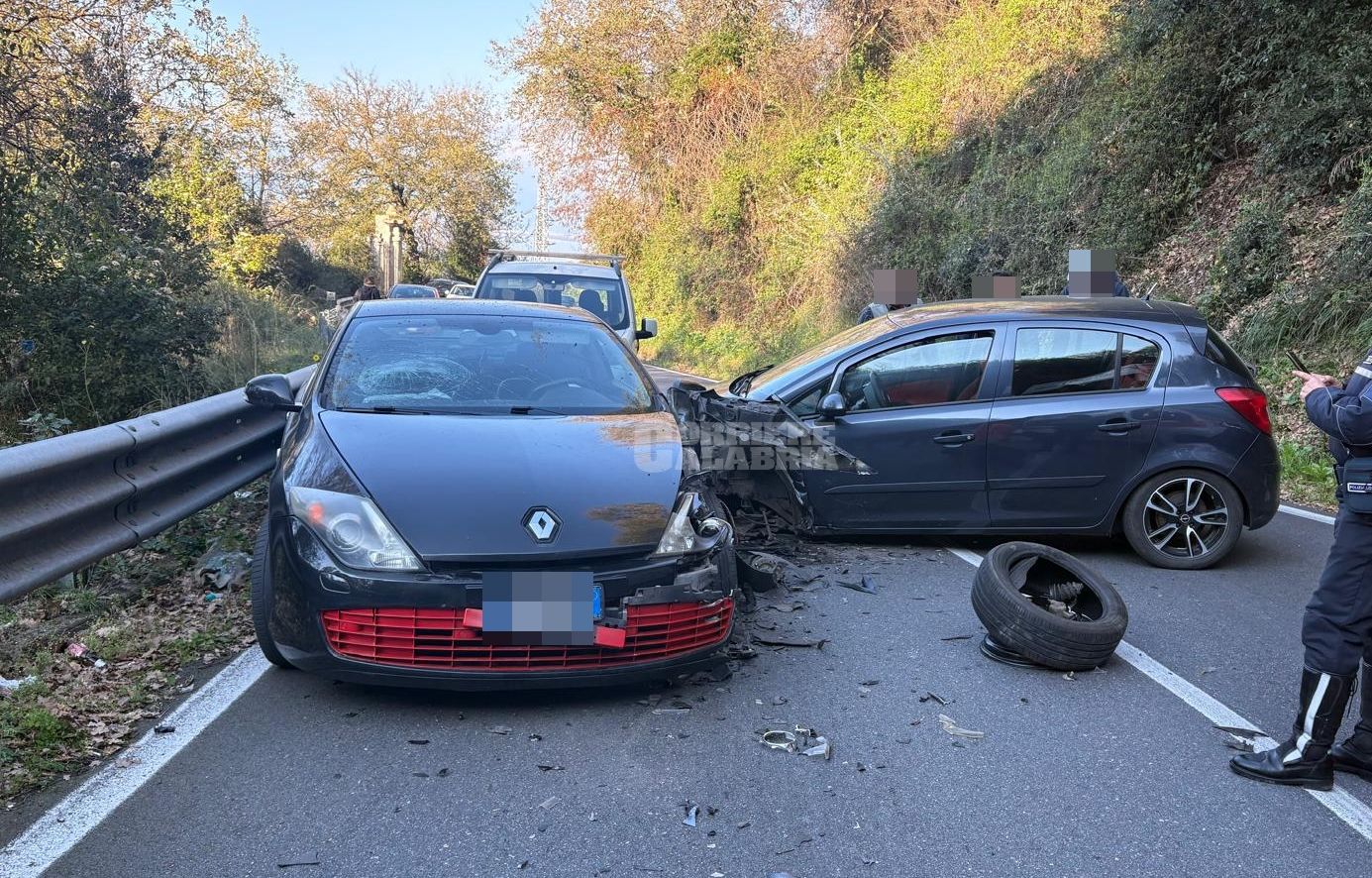 Scontro tra due auto sulla SS18 tra Vibo e Pizzo, due feriti – FOTO