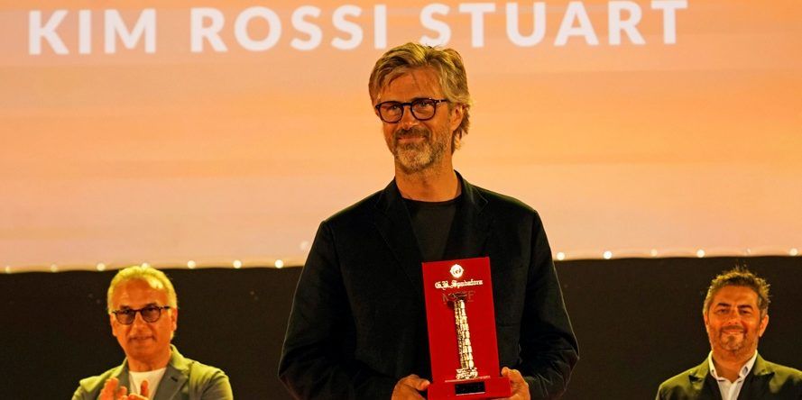«Preservate la Calabria così com’è»: Kim Rossi Stuart premiato (sotto la pioggia) al MGFF