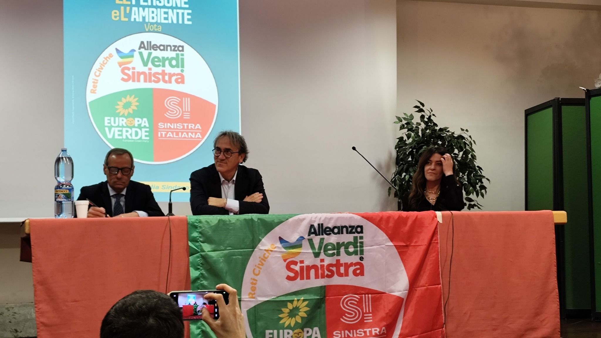 Bonelli a Reggio: «No al Ponte e al riarmo, alternativa alla destra parte dai territori»