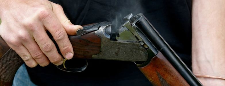 Doppio colpo di fucile all’addome: 44enne ucciso in strada