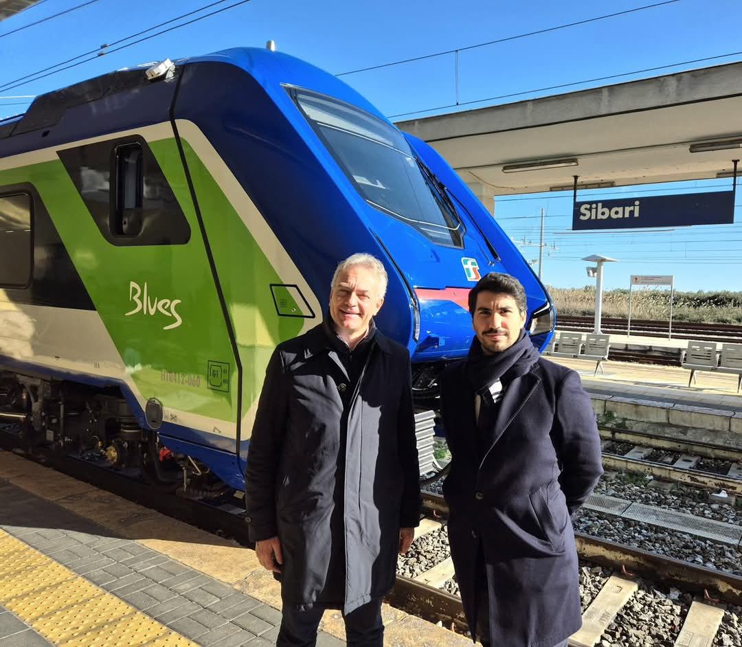 In Calabria il settimo treno ibrido: circolerà sulla linea ionica e su Catanzaro Lido-Lamezia – VIDEO